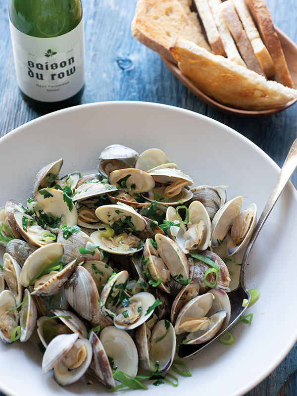 bowl of mussels with saison